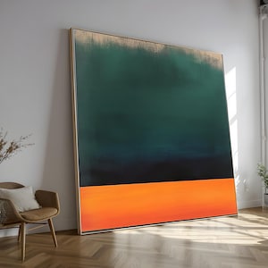 Könnte beinhalten: Großformatiges abstraktes Gemälde mit Rahmen. Das Kunstwerk zeigt einen Farbverlauf von Dunkelgrün zu Schwarz, mit einem leuchtend orangefarbenen horizontalen Band am unteren Rand. Der goldene Rahmen ergänzt die Farben.