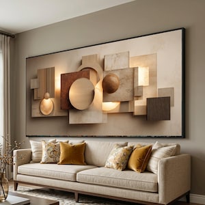 Peut inclure: Une grande œuvre d'art abstraite encadrée, composée de formes géométriques dans des tons bruns, beiges et bois. L'œuvre est suspendue au-dessus d'un canapé beige orné de coussins décoratifs. Décoration murale moderne.