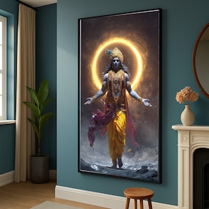 Puede incluir: Una obra de arte enmarcada representa una deidad de piel azul, adornada con oro y ropas coloridas, de pie frente a un halo dorado brillante. La obra de arte se encuentra sobre un fondo oscuro y atmosférico, creando un contraste visual llamativo. La imagen se muestra en una habitación con paredes color turquesa.