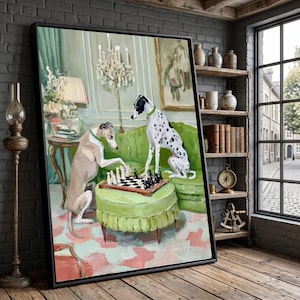Puede incluir: Pintura enmarcada que representa a dos perros jugando al ajedrez sobre una otomana verde. Un perro es manchado, el otro es de color canela. El fondo presenta un sofá verde, una lámpara de araña y una mesa con una lámpara. La obra de arte está en una habitación con una pared de ladrillo.