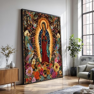 Puede incluir: Una impresión artística enmarcada que presenta una figura religiosa con una túnica roja y azul, rodeada por un halo dorado y flores coloridas. La obra de arte se establece sobre un fondo oscuro con pájaros vibrantes y elementos florales.