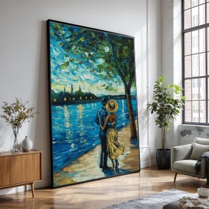 Puede incluir: Gran pintura enmarcada que representa a una pareja junto a un río. La obra utiliza una paleta vibrante de azules, verdes y amarillos, con un estilo impresionista texturizado. La pareja está bajo un árbol, con un horizonte de ciudad al fondo.
