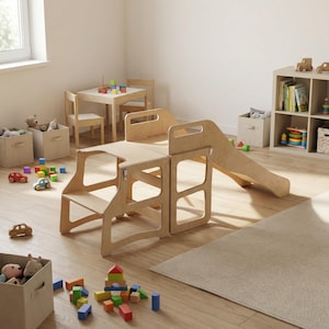 Puede incluir: Un conjunto de juegos para niños de madera clara con tobogán, escaleras y una mesa pequeña con sillas. Los juguetes, incluidos coches de juguete, bloques y animales de peluche, están dispersos. La habitación tiene una paleta de colores neutros con una alfombra beige.