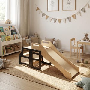 Pode incluir: Um escorrega de madeira para crianças com uma estrutura preta e um escorrega de madeira natural. O escorrega está montado numa sala de jogos com uma estante, brinquedos e um tapete. O escorrega foi concebido para uso interior.