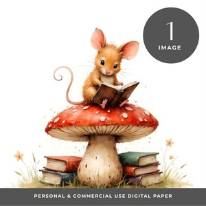 Może przedstawiać: Akwarelowa ilustracja uroczego myszy czytającego książkę, siedzącego na czerwonym grzybie z białymi kropkami. Kilka książek jest ułożonych u podstawy grzyba. Obraz zawiera tekst "PERSONAL & COMMERCIAL USE DIGITAL PAPER".