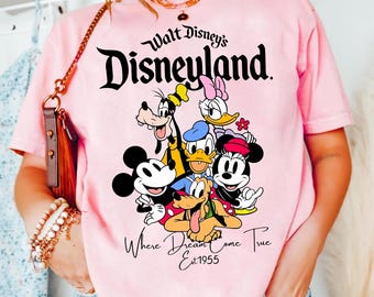 Disneyland California PNG retro, Disneyland Est. 1955 PNG, Mickey y sus amigos PNG, Disneyland PNG, lindo Disney PNG, camisetas Disney, Disney PNG