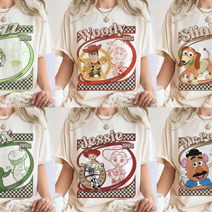 Peut inclure: T-shirts cr&egrave;me avec diff&eacute;rents personnages de Toy Story : Buzz, Woody, Slinky, Rex, Jessie et Mr. Potato. Chaque motif comprend le nom du personnage et "1995" dans un style r&eacute;tro, avec une bordure &agrave; carreaux.