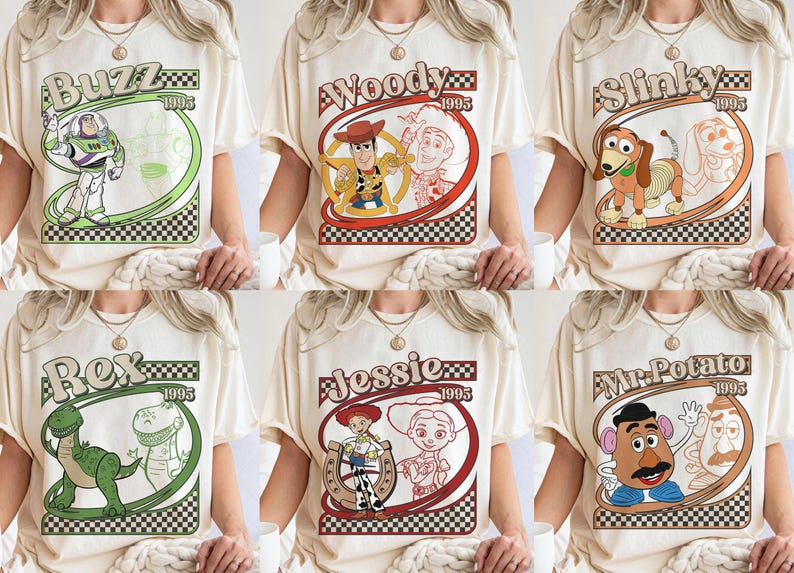 Peut inclure: T-shirts cr&egrave;me avec diff&eacute;rents personnages de Toy Story : Buzz, Woody, Slinky, Rex, Jessie et Mr. Potato. Chaque motif comprend le nom du personnage et "1995" dans un style r&eacute;tro, avec une bordure &agrave; carreaux.