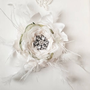 White Flower Corsage, Wedding Corsage for Bride, Mother of the Bride, Maid of Honor, Flower Bracelet, Bridesmaids corsage, Prom corsage
