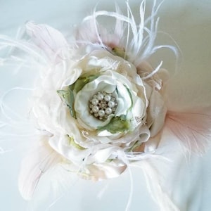 Wrist Corsage White Blush Ivory with Feathers, Mother of the Bride, Mother of the Groom, Bridal corsage, Bridesmaids corsage, Prom corsage