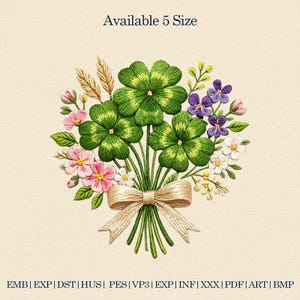 Op de afbeelding: Een geborduurd boeket met klavers met vier bladeren, roze en witte bloemen en paarse bloesems, vastgebonden met een beige lint. De tekst "Available 5 Size" staat bovenaan. Borduur bestandsformaten staan onderaan.