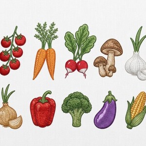Op de afbeelding: Een geborduurd ontwerp met verschillende groenten. De afbeelding bevat tomaten, wortelen, radijsjes, paddenstoelen, knoflook, een ui, een rode paprika, broccoli, een aubergine en maïs. De groenten zijn weergegeven in levendige kleuren en gedetailleerde steken.