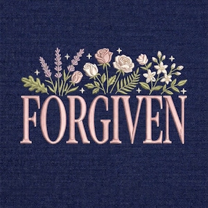 Peut inclure: Un carré de tissu bleu marine avec le mot "FORGIVEN" brodé en rose clair. Au-dessus du mot se trouve un arrangement floral avec des roses, de la lavande et d'autres fleurs dans des tons de rose, de blanc et de vert.