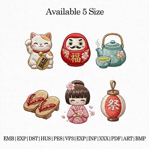 Könnte beinhalten: Eine Sammlung japanischer Stickmotive. Enthält eine winkende Katze, eine Daruma-Puppe, eine Teekanne mit einer Tasse, Holzsandalen, eine Geisha-Puppe und eine rot-weiße Laterne. Der Text "Available 5 Size" steht oben.