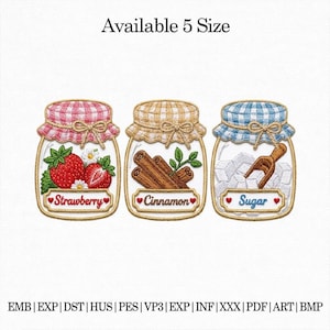 Könnte beinhalten: Drei gestickte Gläser-Designs mit Vichy-Deckeln. Die Gläser sind mit "Strawberry", "Cinnamon" und "Sugar" beschriftet. Das Erdbeerglas hat rote Erdbeeren, das Zimtglas Zimtstangen und das Zuckerglas Zuckerwürfel. Der Text "Available 5 Size" steht oben.