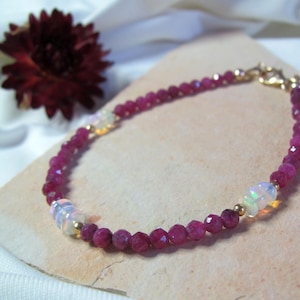 Rubin-Opal-Armband 14k Gold Filled – Äthiopischer Opal AAA & Himbeerrote Rubine – Handgefertigtes Edelstein Unikat – Geschenk für Sie