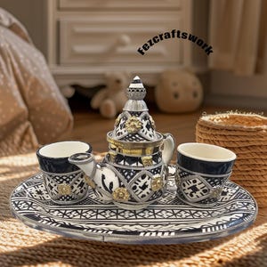 Marockansk keramiktekanna med silver- och gulddetaljer – Handmålad Fez-stildekoration