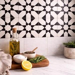 モロッコ風ゼリージュタイル（ブラック＆ホワイト）｜幾何学模様の星型模様｜ハンドメイドセラミックタイル｜キッチンバックスプラッシュ｜バスルーム壁装飾 4×4インチ