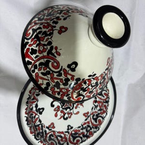 Tagine de cerámica marroquí hecho a mano, pintado a mano en colores negro y rojo, plato para servir, olla de cocina artesanal Fez, tapa decorativa para tagine.