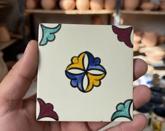 手作りのモロッコタイル 花柄 ホワイトセラミック スクエアタイル フェズ職人による手描き キッチンバックスプラッシュ バスルーム壁装飾 (10x10 cm)
