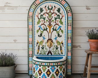 Handgemaakte Marokkaanse Zellige mozaïekfontein met veelkleurige keramische tegels, Fez, ambachtelijke tuinwaterpartij voor binnen en buiten.