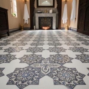 Puede incluir: Un baño con baldosas blancas y azules con forma de estrella. La habitación cuenta con una chimenea, una pila de cobre y toallas blancas. Las paredes son de color beige y la habitación tiene un diseño tradicional.