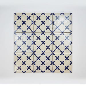 Peut inclure: Neuf carreaux de céramique carrés disposés en grille. Chaque carreau est blanc cassé avec un motif répétitif de motifs floraux bleus à quatre pétales. Les carreaux sont disposés en grille, créant une surface décorative cohérente.