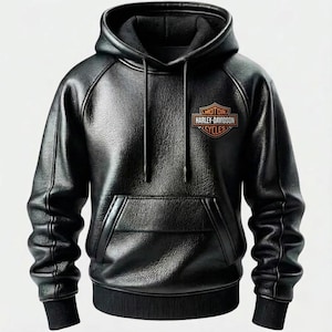 Può includere: Felpa con cappuccio in pelle nera con tasca a marsupio e cappuccio con coulisse. Il logo Harley-Davidson è sulla parte superiore sinistra del petto. La felpa ha polsini e orlo a coste.