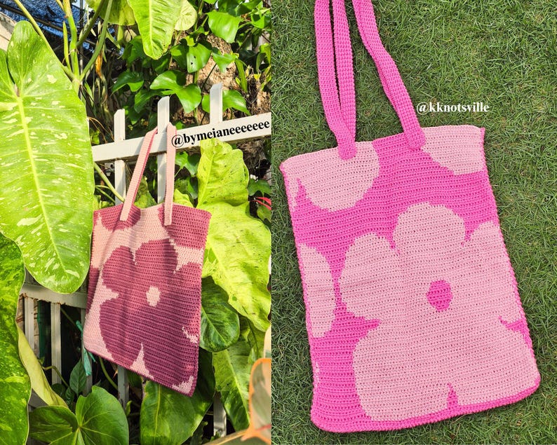 Puede incluir: Bolso tote de crochet hecho a mano con un dise&ntilde;o floral en tonos rosa y rosa claro. El bolso presenta grandes flores y asas rosas. El texto "@kknottsville" es visible. El bolso se muestra al aire libre, sobre un fondo verde.