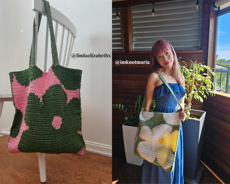 Puede incluir: Un bolso tote grande, hecho a mano, con un estampado floral verde y rosa. El bolso est&aacute; hecho de un material de ganchillo y tiene asas largas. El bolso se muestra colgado de una silla blanca.