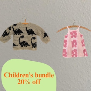 Peut inclure: Ensemble pour enfants comprenant un pull beige avec des silhouettes de dinosaures noirs et une robe rose à fleurs. Les articles sont présentés sur des cintres en bois sur un fond neutre. Le texte "Children's bundle 20% off" est inclus.