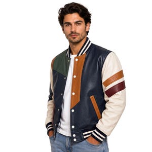 Puede incluir: Una chaqueta universitaria multicolor con cuerpo azul marino, mangas color crema con rayas marrones y granates, un panel superior verde oscuro y un panel frontal vertical marrón. La chaqueta tiene cuello y puños acanalados con rayas blancas.