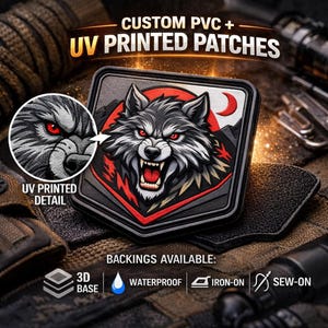 Może przedstawiać: Niestandardowa naszywka z PVC z szczegółowym wzorem wilka z czerwonymi oczami i groźnym wyrazem twarzy. Naszywka zawiera tekst "CUSTOM PVC + UV PRINTED PATCHES" i "UV PRINTED DETAIL". Dostępne podkłady: 3D, wodoodporny, do naprasowania i do przyszycia.