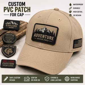 Puede incluir: Una gorra de béisbol color canela con un parche rectangular de PVC negro que muestra un gráfico de montaña y bosque con el texto ADVENTURE NEVER ENDS. Un pequeño parche de bandera estadounidense está en el lateral. Otros parches están cerca.