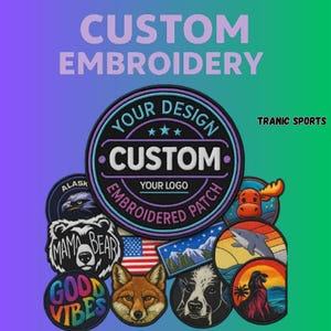 Può includere: Una collezione di toppe ricamate personalizzate con vari disegni, tra cui un orso, una volpe, un cane e la bandiera americana. Le toppe presentano il testo "CUSTOM EMBROIDERY" e "YOUR DESIGN CUSTOM EMBROIDERED PATCH". Lo sfondo è una sfumatura di viola e verde.