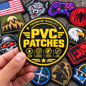 Può includere: Una toppa circolare in PVC nera e gialla con il testo PREMIUM QUALITY PVC PATCHES e icone per impermeabile, materiale resistente, colori vivaci e lunga durata, circondata da varie altre toppe rettangolari e sagomate.