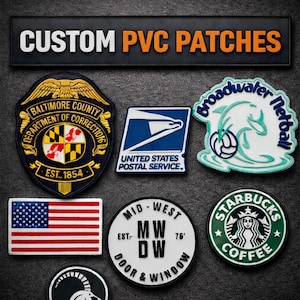 Könnte beinhalten: Eine Sammlung von individuellen PVC-Patches mit verschiedenen Designs. Die Patches zeigen den Text "CUSTOM PVC PATCHES", ein Abzeichen des Baltimore County Department of Corrections, ein Logo des United States Postal Service und ein Broadwater Netball Logo.