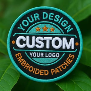 Puede incluir: Parche bordado redondo con el texto "YOUR DESIGN CUSTOM YOUR LOGO EMBROIDERED PATCHES". El parche tiene un fondo negro con detalles turquesa y naranja. Tres estrellas naranjas están encima de la palabra "CUSTOM".