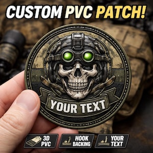 Pode incluir: Um emblema circular de PVC com um crânio detalhado usando um capacete tático com óculos de visão noturna verde brilhante. O design inclui uma faixa na parte inferior com o texto YOUR TEXT. O emblema tem um esquema de cores oliva escuro e preto.