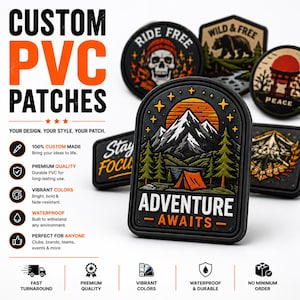 Könnte beinhalten: Eine Auswahl an individuellen PVC-Patches in verschiedenen Formen, die Designs wie einen Schädel, einen Bären, eine Berglandschaft und Text zeigen. Die Patches sind schwarz mit leuchtenden Farben und dem Text "Adventure Awaits". Das Bild enthält auch Text über die Wasserdichtigkeit und Haltbarkeit der Patches.