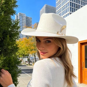Vintage-style upturned brim cowboy hat, hand-pressed, pure wool, a fashionable item suitable for formal occasions, inland style