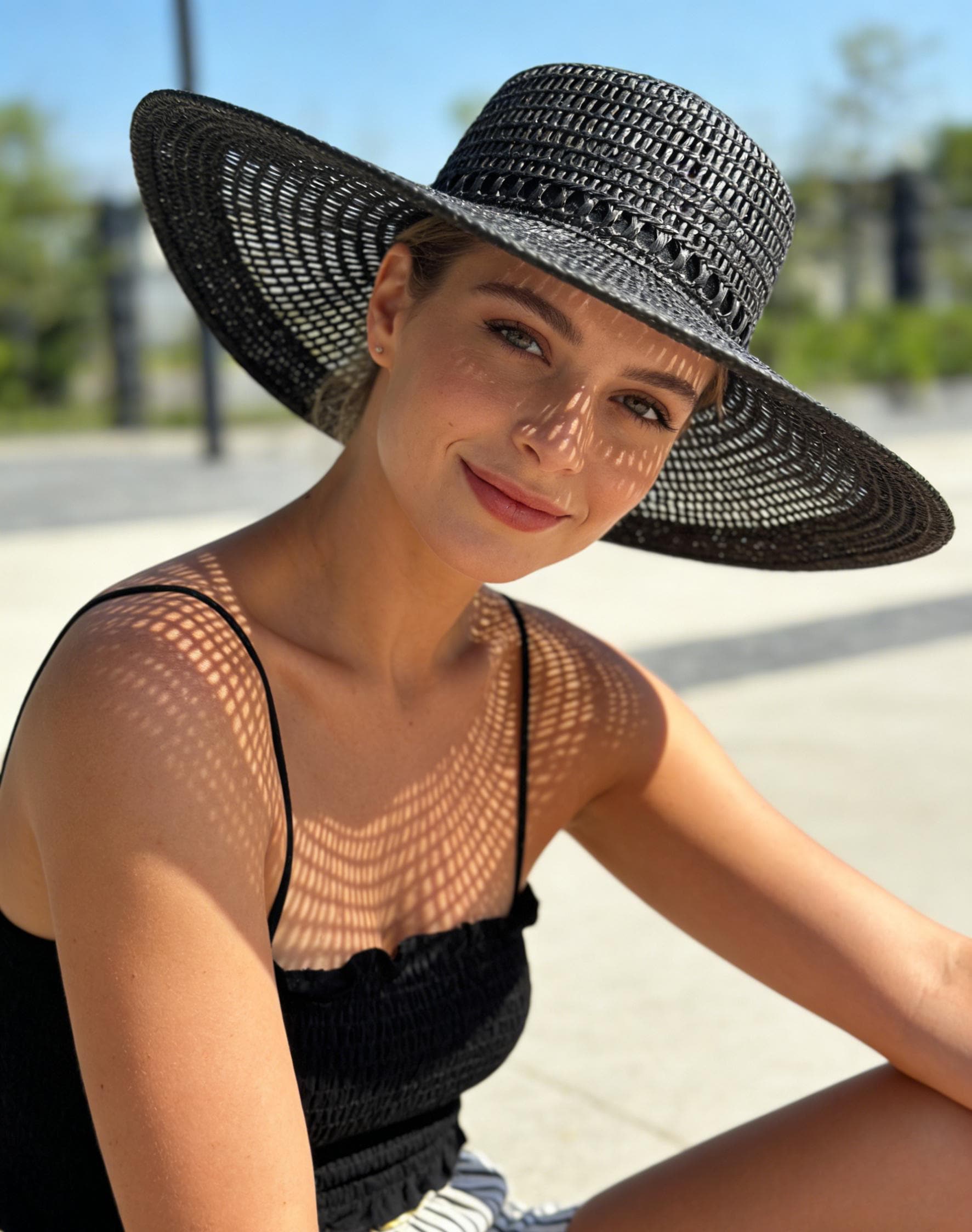 Hyunah Wind Hollowed-out Large Brim Straw Hat Woman Wide Brim Wheat Straw 5 Inch Brim Hat: Audrey Hepburn Style  main image 3