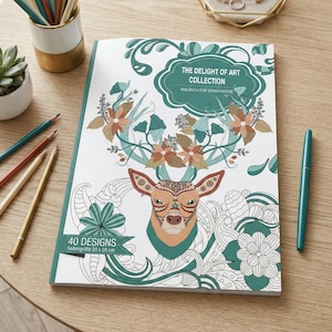 Może przedstawiać: Kolorowanka zatytułowana "The Delight of Art Collection" z motywem jelenia na okładce. Okładka przedstawia jelenia z kwiatowymi rogami i dekoracyjnymi wzorami. Książka jest otwarta na drewnianym stole, z kredkami i rośliną sukulentów w pobliżu.