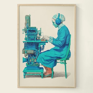 Pode incluir: Impressão artística emoldurada com uma pessoa em um vestido azul e fones de ouvido, sentada em uma máquina turquesa. A obra de arte tem uma estética vintage, com a pessoa e a máquina em tons de turquesa e azul.