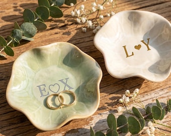 Vassoio portagioie, piattino portagioie in ceramica personalizzato con incisione, piattino portaanelli in ceramica personalizzato, portagioie con nome, regalo per damigella d'onore, regalo di nozze