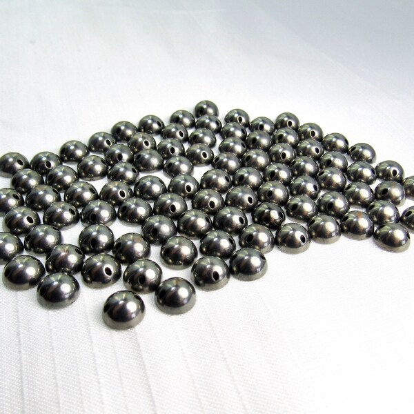 Paillettes gris acier : 5/16 po. (8 mm) paillettes demi-boule métallisées brillantes gris foncé • Lot de 85 paillettes assorties