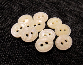 Ovales nacrés : 14 mm (9/16 po.) de large x 11 mm (7/16 po.) de haut ivoire • Lot de 10 boutons vintage New Old Stock