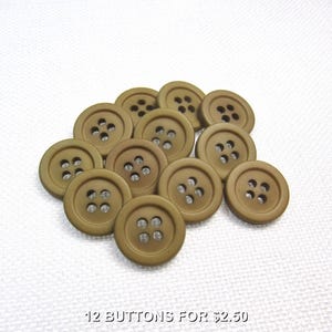 Può includere: Un gruppo di dodici bottoni color beige, ciascuno con quattro fori, disposti su uno sfondo bianco. I bottoni sono rotondi. Il testo "12 BUTTONS FOR $2.50" è visibile in basso.