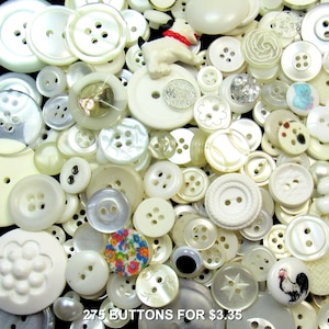 Puede incluir: Una gran colección de botones blancos variados en diferentes formas, tamaños y texturas, incluyendo diseños redondos, florales y novedosos. Algunos botones tienen cuatro agujeros, dos agujeros o enganches, incluyendo un botón con una figura de perro.
