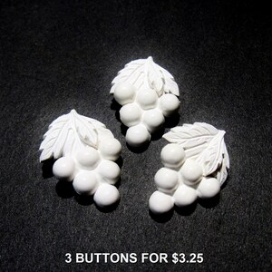 Weiße Trauben: 3/4 &quot;(19 mm) breit x 1&quot; (25 mm) hohe Trauben Cluster geformte Knöpfe • Set mit 3 Vintage New Old Stock passenden Knöpfen